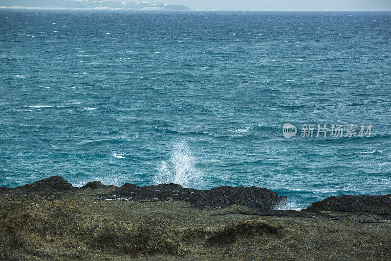 海水白浪飞溅。蓝色的太平洋。