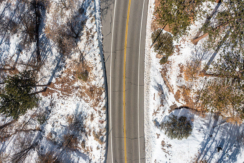 积雪山路