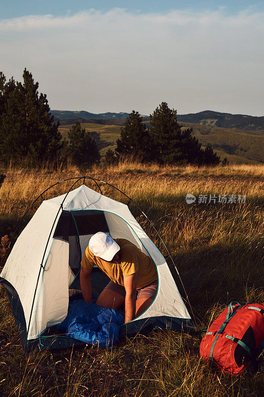 人在大自然露营，户外拆装小帐篷，娱乐爱好。