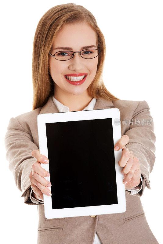 年轻的女商人拿着一个空白的平板电脑