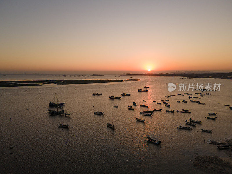 日出时，渔船停泊在海上