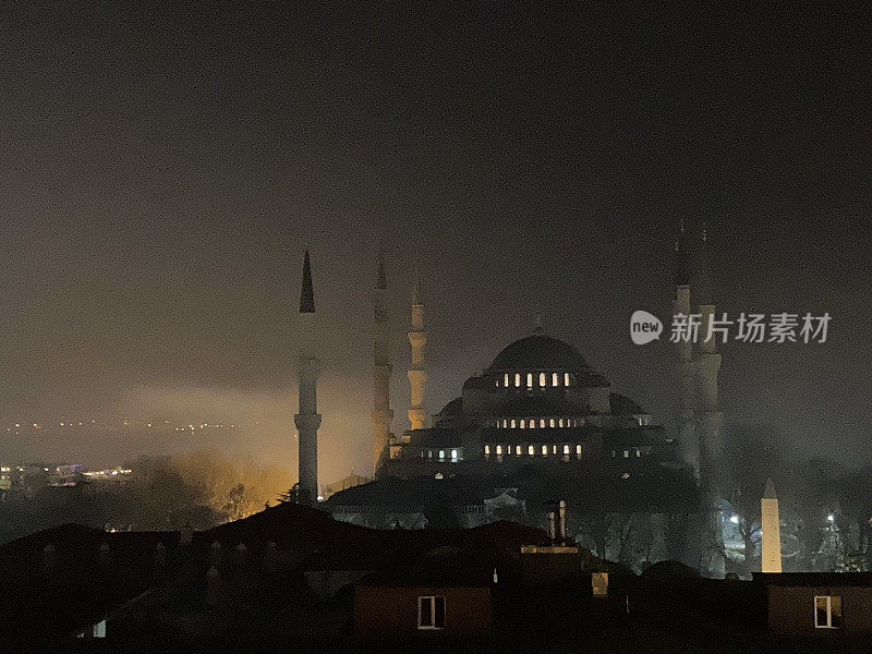 土耳其-伊斯坦布尔-蓝色清真寺的夜晚和烟花