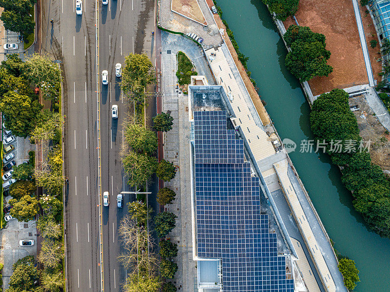 太阳能发电装置安装在沿江建筑的屋顶上