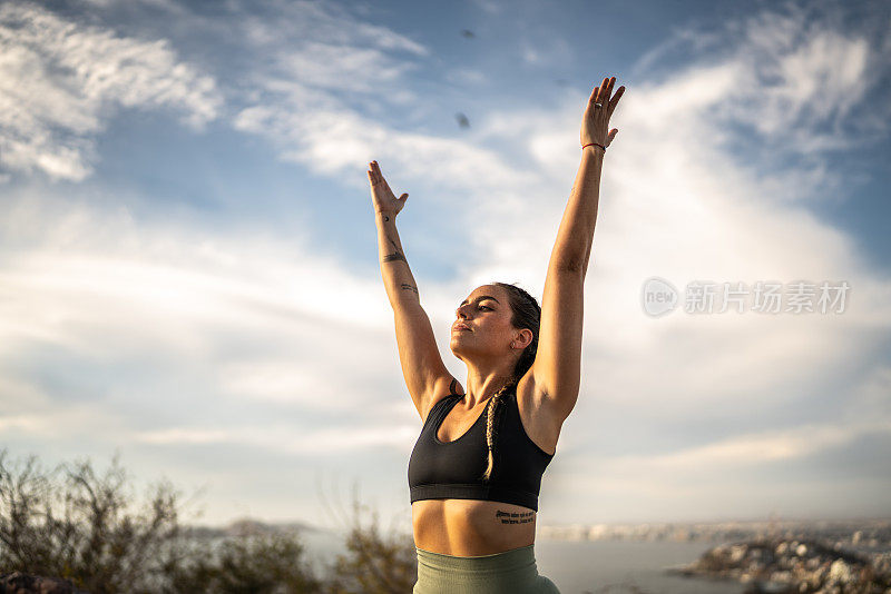 中年成年女子在户外做瑜伽