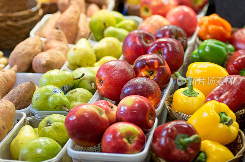 农贸市场展出的水果和蔬菜