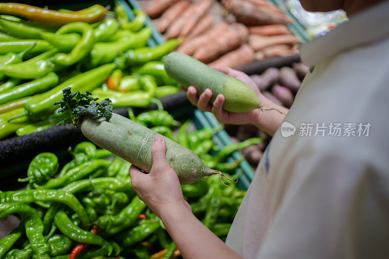 摘青萝卜特写