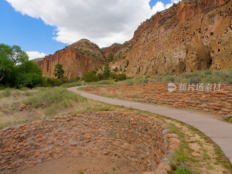 道路引导游客穿过班德利尔国家纪念碑的古代文明遗址