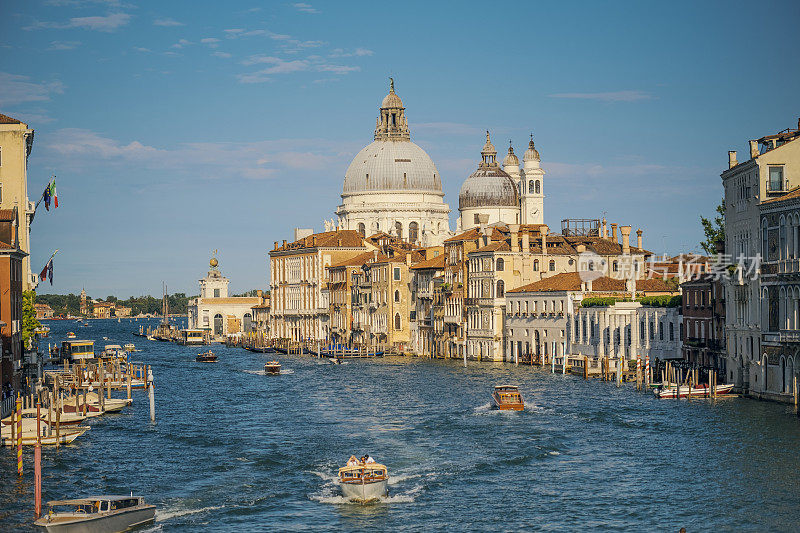 威尼斯大运河景观圣玛丽亚德拉致敬教堂。