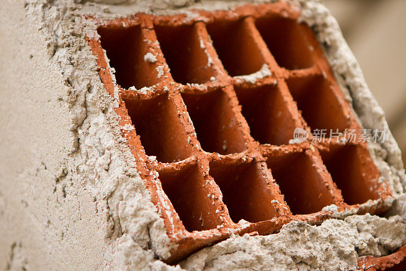 正在建设的建筑。外墙砖和水泥墙的细节