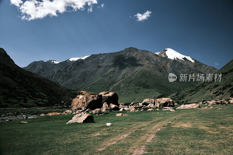 阳光明媚的夏日里落基山脉的景色