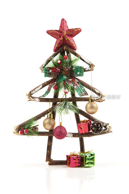用木棍和装饰品做成的创意圣诞树