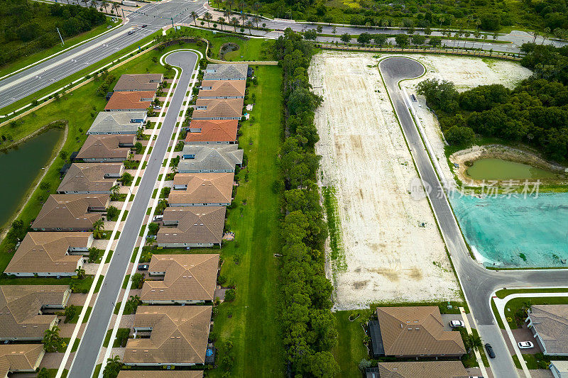 鸟瞰图:佛罗里达州封闭的生活俱乐部，建筑工地上挤满了新房子。家庭住宅作为美国郊区房地产开发的范例