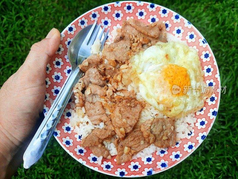 猪肉蒜蓉炒蛋饭-曼谷街头小吃。