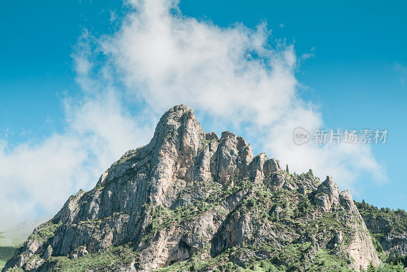 中国甘南扎加纳石山的神秘景观