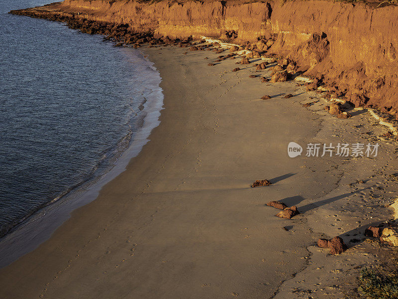 日落时的海岸线