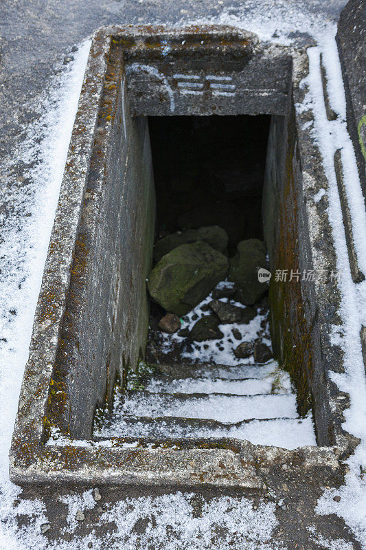 冰岛雷克雅未克Öskjuhlíð山上的第二次世界大战军用地堡陷阱门