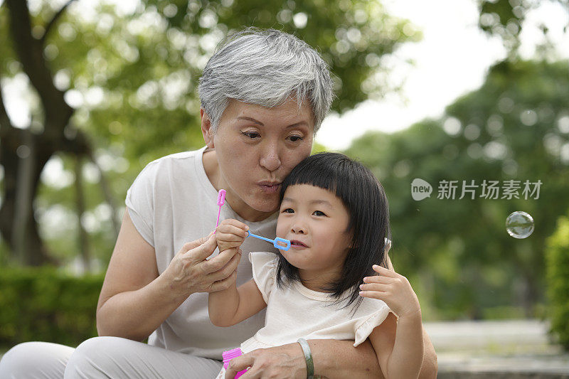 与亚洲祖母和孙子孙女在户外的美好时光