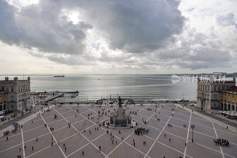 欧洲葡萄牙
里斯本
2023年10月
图中:从阿科奥古斯塔塔顶俯瞰商业广场
安东尼奥·赛亚博士