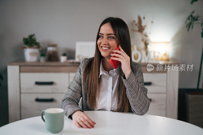 一位女商人正在电话里愉快地交谈