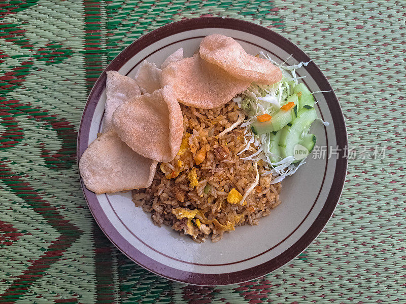 炒饭或炒饭配煎蛋、鸡肉、饼干、黄瓜和卷心菜。食品菜单。前视图。