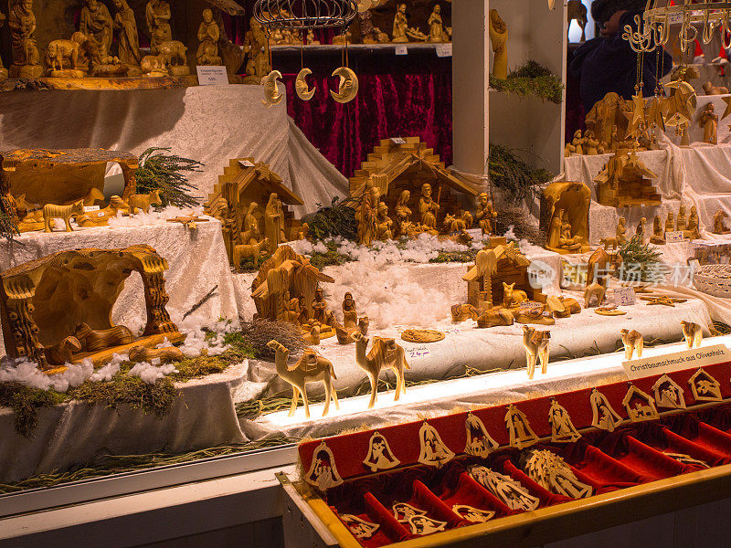 冬季，德国海德堡，圣诞市场上出售宗教和圣诞木雕的摊位
