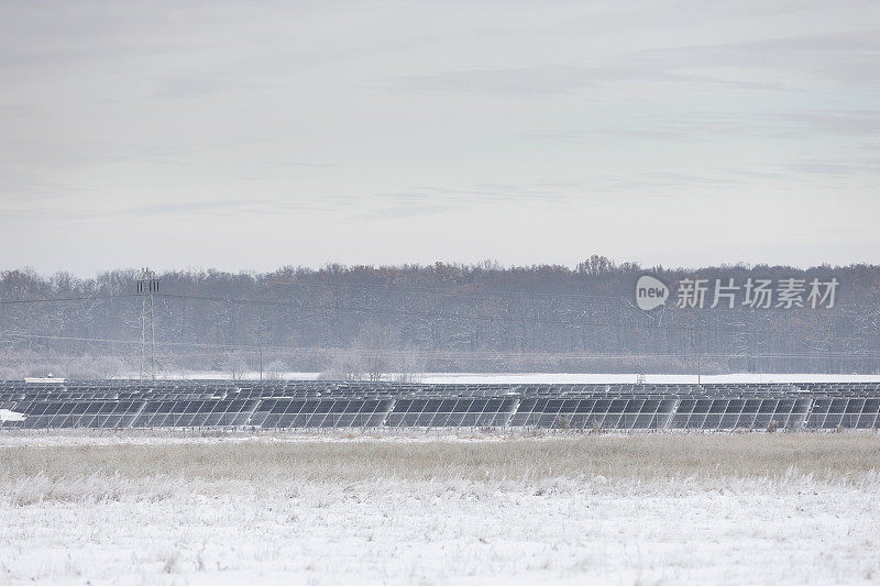 冬天有雪的太阳能电池板发电站