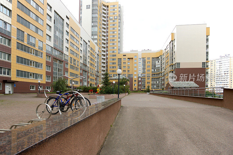 多层建筑和停放自行车的住宅综合体庭院景观。