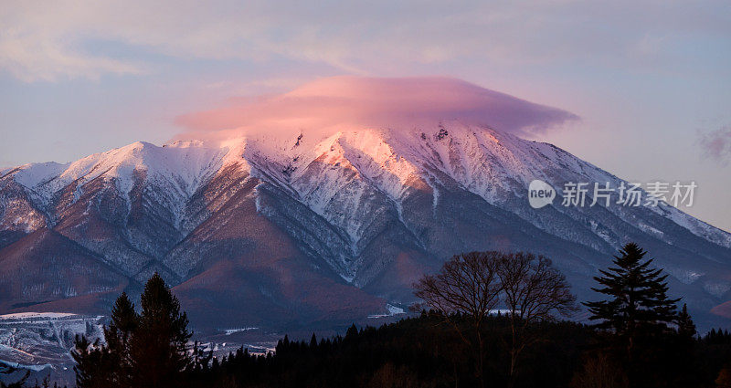 岩尾山，粉红色的透镜状云包围着山顶