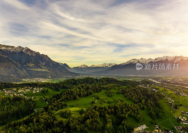 鸟瞰瑞士阿尔卑斯山周围美丽的草地和森林。圣加仑州。