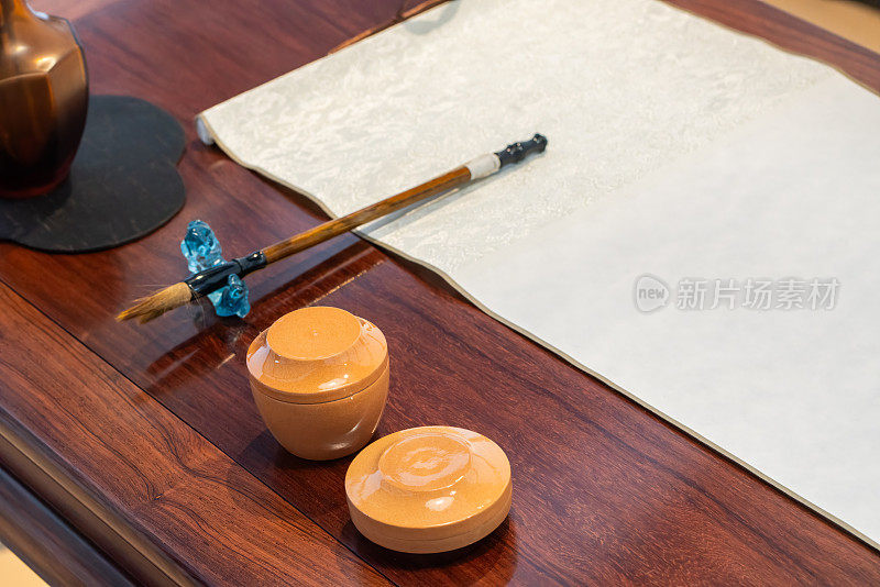 木桌上的传统书法工具