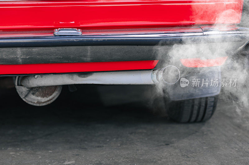 特写旧车后排气管有烟味一氧化碳，空气污染严重，肺部疾病