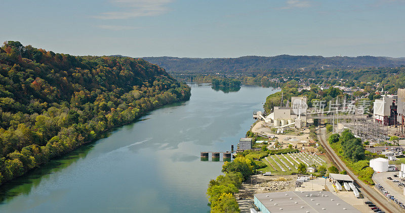 阿勒格尼河流经切斯威克电站在斯普林代尔，宾夕法尼亚州-空中