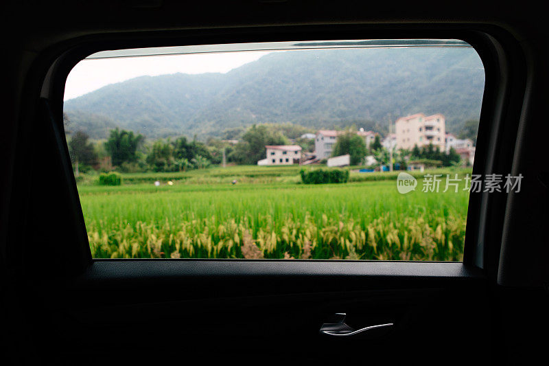 透过车窗看外面的风景