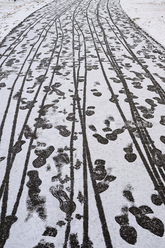 社区公园雪地上的自行车足迹