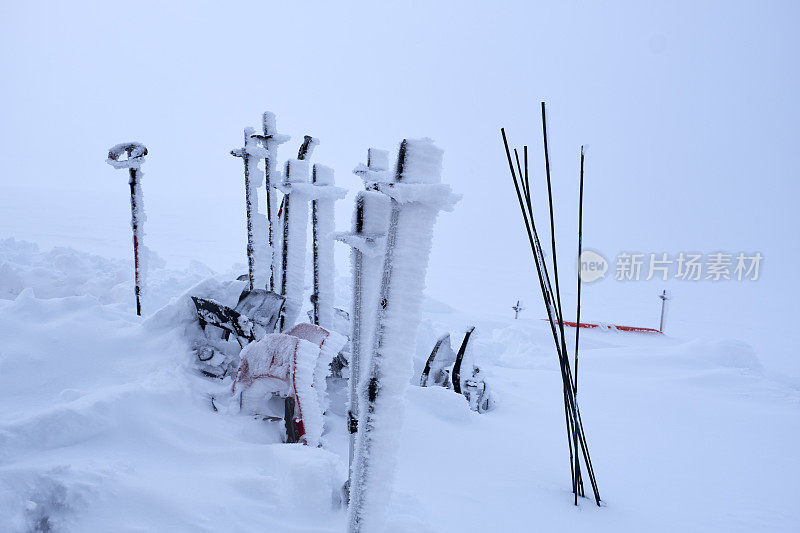 阿拉斯加德纳里，雪铲、手杖和雪鞋被雪覆盖