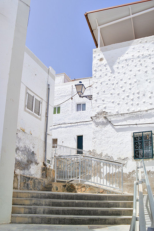 西班牙旅游点子。西班牙大加那利岛莫甘港市的街道楼梯和小巷。