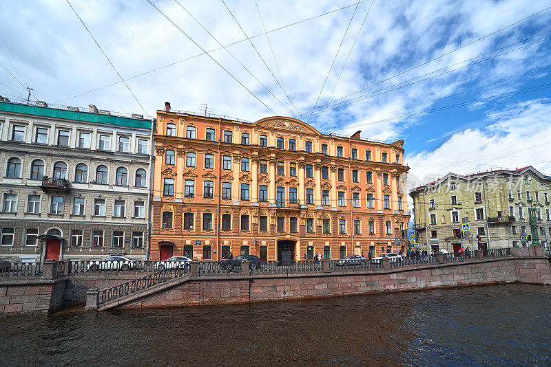 在圣彼得堡的历史中心，可以看到格里博多夫运河和堤岸，以及古老的彩色住宅建筑。