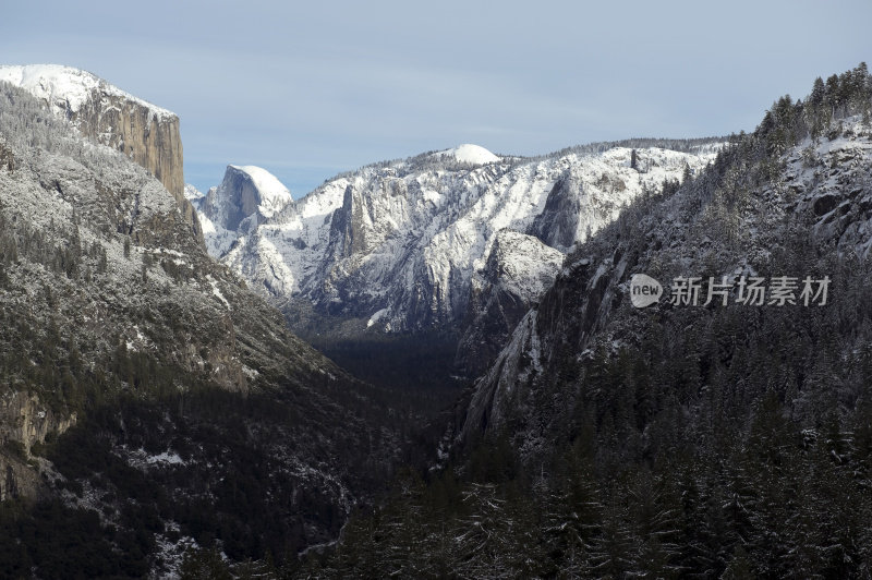 冬雾中的约塞米蒂山谷