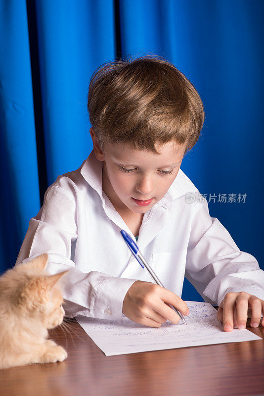 男孩在一张纸上写字