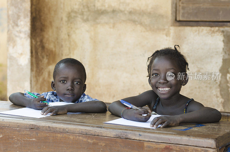 在非洲马里，用笔和纸学习的可爱小孩