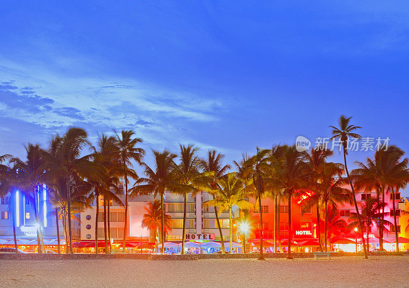 佛罗里达迈阿密海滩，日落在照亮的天际线