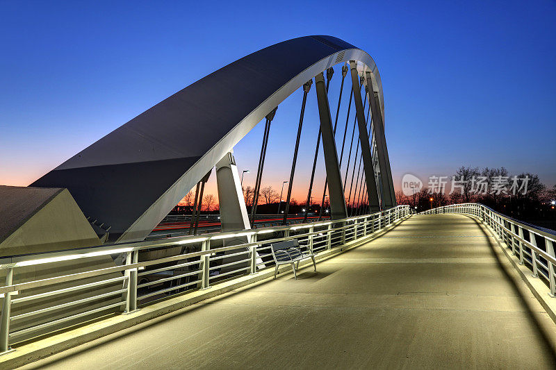 日落后拍摄的主街大桥哥伦布，俄亥俄州