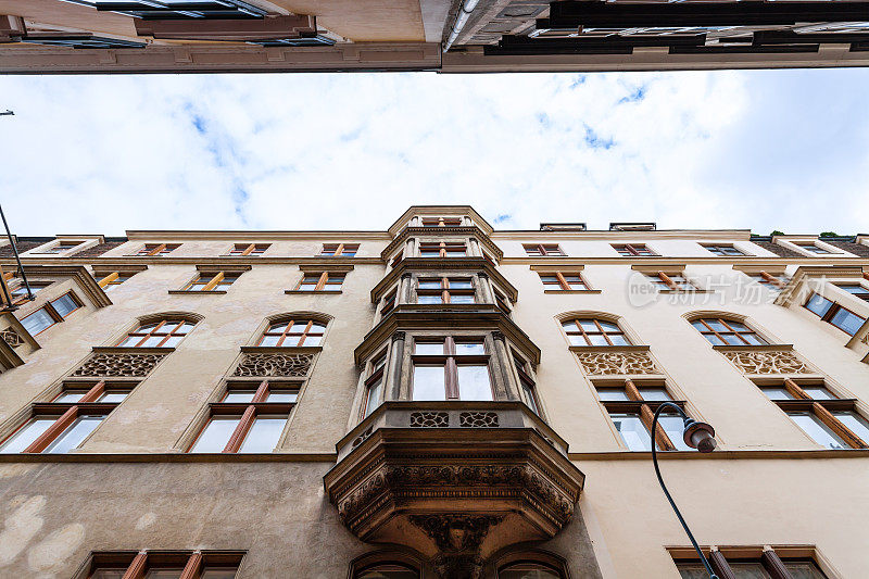 奥地利维也纳狭窄街道上的公寓
