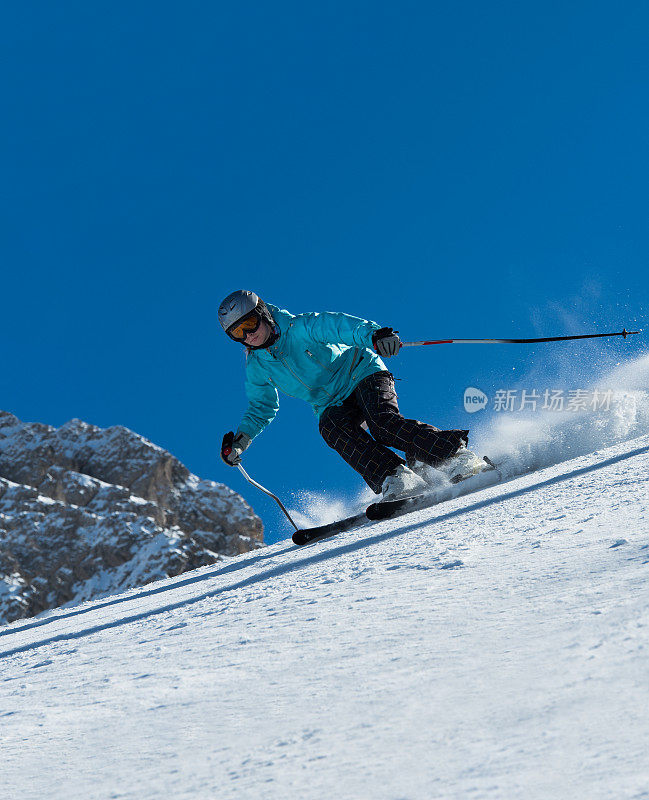 年轻女子在山上滑雪