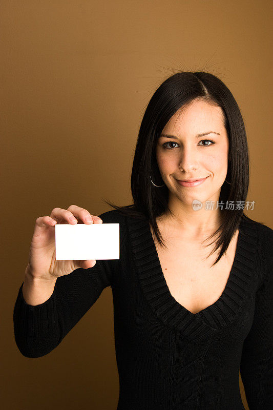 女孩拿着一张空白的礼品卡