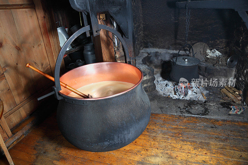 瑞士传统的奶酪制作小屋用大锅和明火