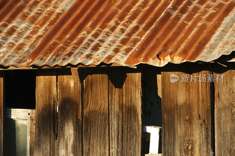 旧谷仓上生锈的锡屋顶