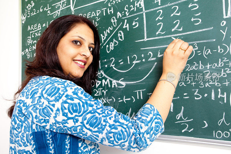 年轻的印度数学老师在教室里