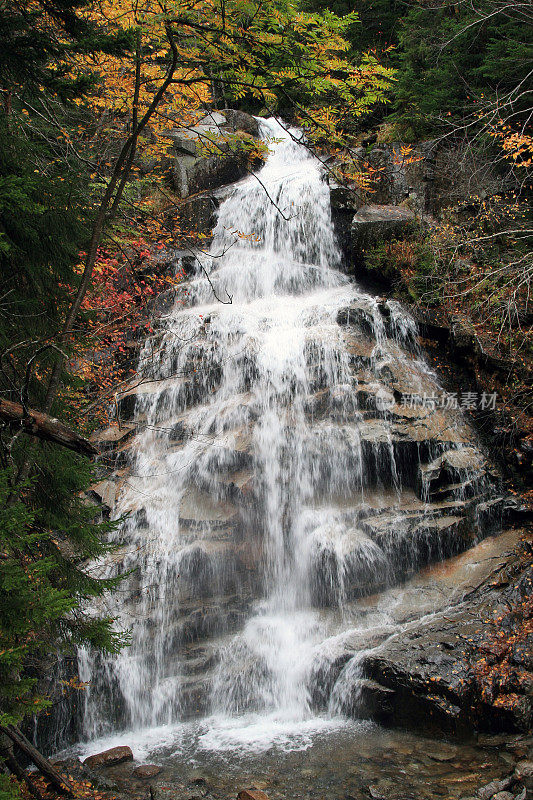 美国佛朗科尼亚峡谷州立公园秋季瀑布