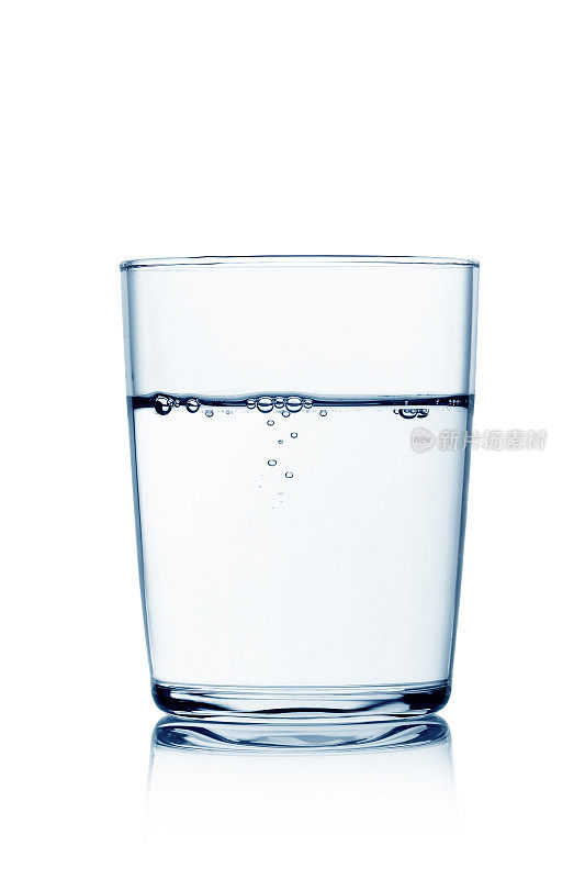 一杯有气泡的水